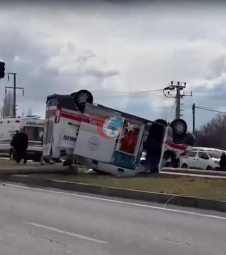 Ambulans göreve giderken takla attı: 3 sağlık çalışanı yaralı