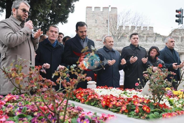 AK Parti İstanbul İl Başkanlığı, Necmettin Erbakanı kabri başında andı