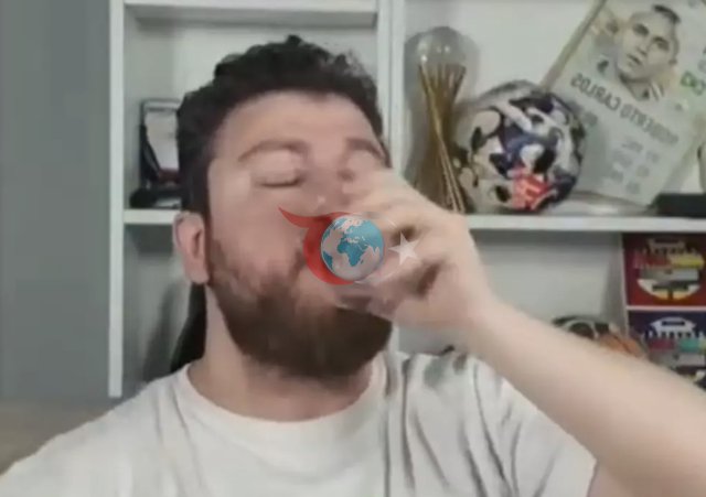 Uğur Karakullukçu oruçluyken Liverpool stresiyle su içti o anlar viral oldu - Resim: 1