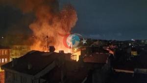 Fatih’te 3 katlı metruk binada yangın çıktı