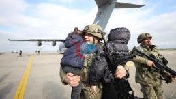 Duygusal karลฤฑlama! NATO tatbikatฤฑnda destan yazan Mehmetรงik yurda dรถndรผ