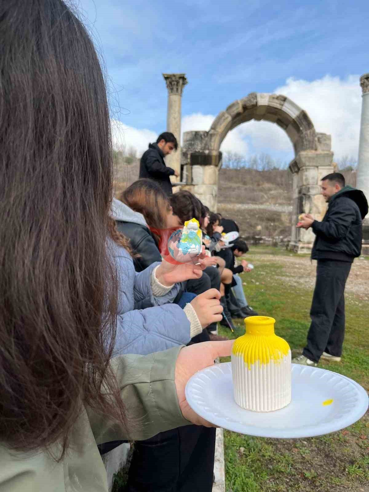 Genç eller geçmişin izlerini seramik ile şekillendirdi