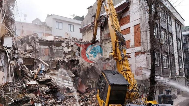 Korkulan oldu: Kepçe komşu eve girdi, genç kız çığlık atarak yardım istedi