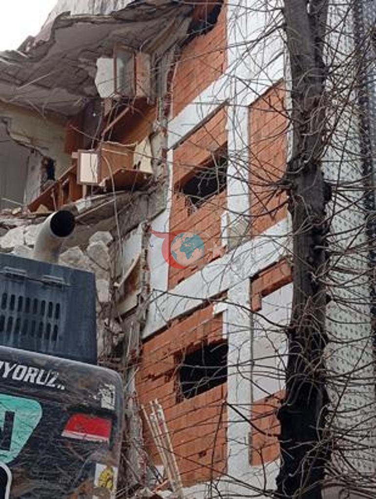 Korkulan oldu: Kepçe komşu eve girdi, genç kız çığlık atarak yardım istedi