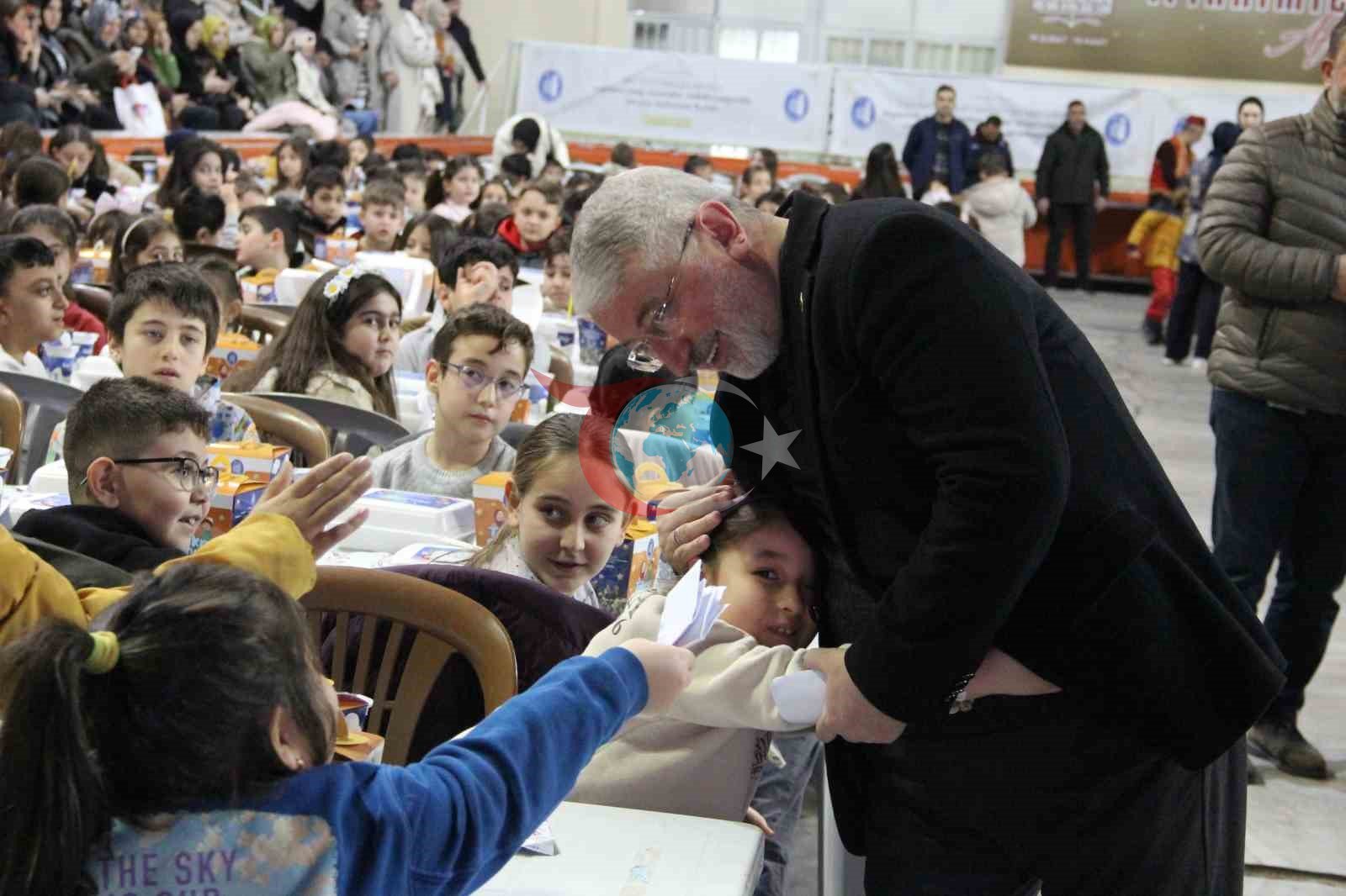 Çorum&rsquo;da &rsquo;tekne orucu&rsquo; coşkusu: Yüzlerce çocuk aynı anda iftarını açtı