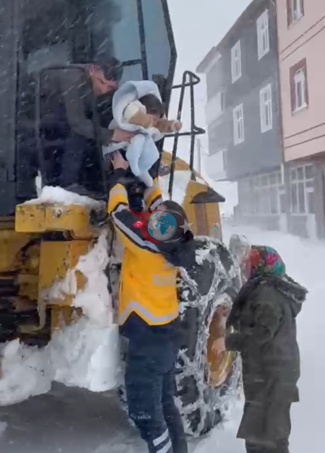 Orduโda hastalanan bebek, kardan kapanan yolda iล makinesi ile taลฤฑndฤฑ