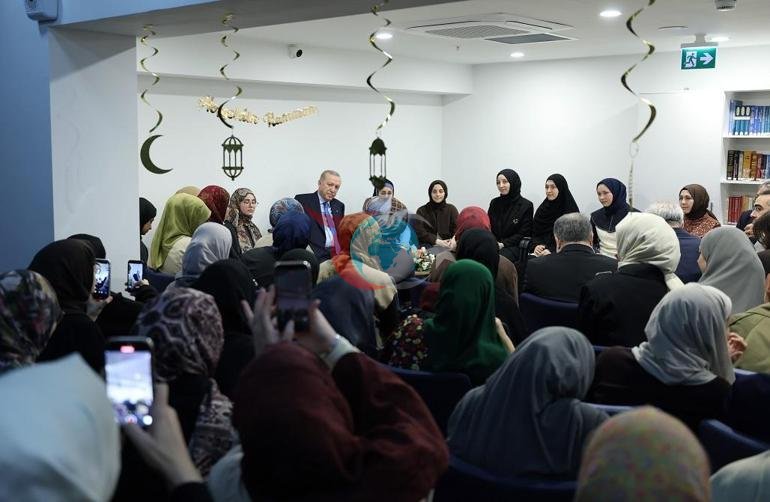 Cumhurbaşkanı Erdoğan, kız öğrenci yurdunu ziyaret etti