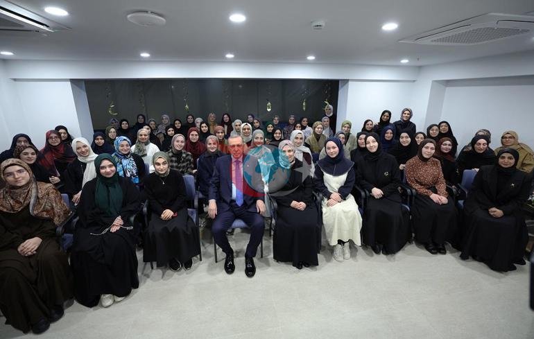 Cumhurbaşkanı Erdoğan, kız öğrenci yurdunu ziyaret etti