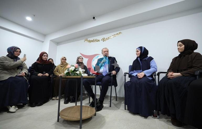 Cumhurbaşkanı Erdoğan, kız öğrenci yurdunu ziyaret etti