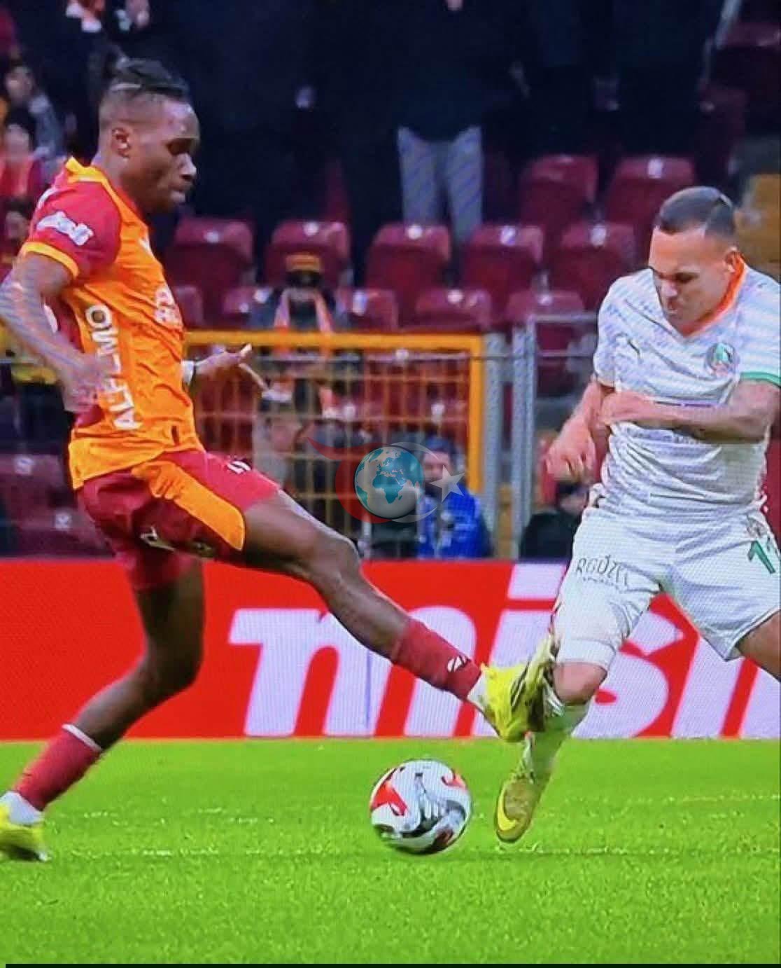 Singo'nun Ruan'a yaptığı müdahale. (Görüntü beIN SPORTS'tan alındı)