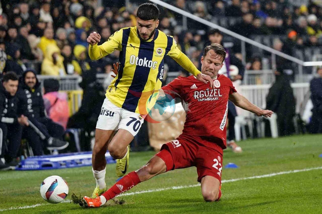 Süper Lig'in ilk yarısında oynanan Fenerbahçe-Antalyaspor karşılaşması