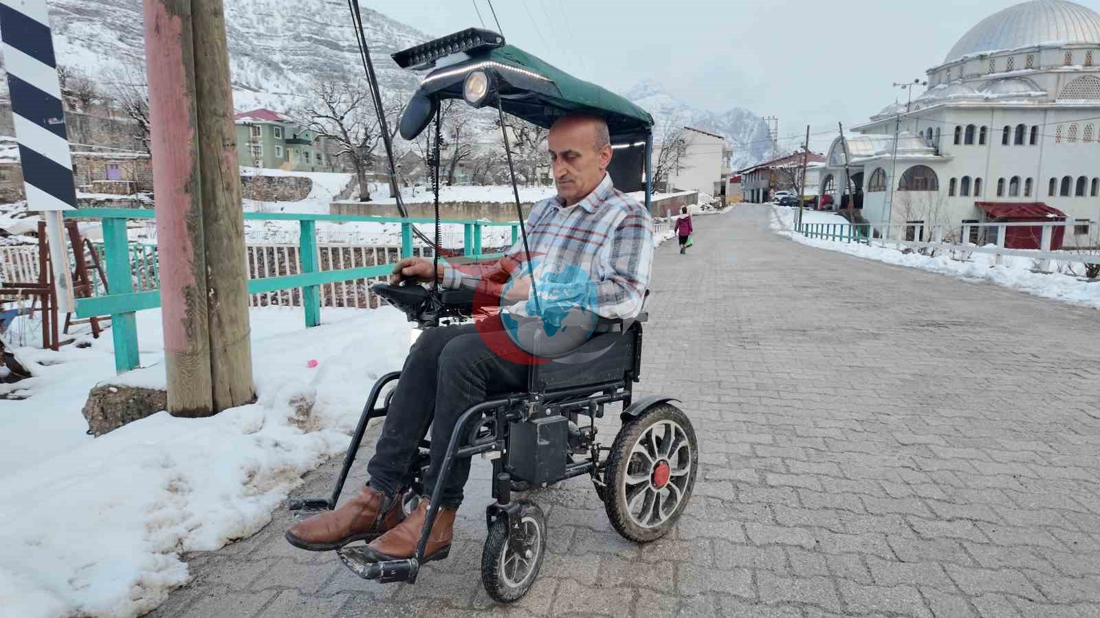 Engelli çocuğu için akülü sandalyeyi arabaya çevirdi