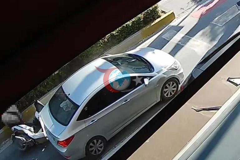 Yayalara yol veren otomobile motosiklet arkadan çarptı