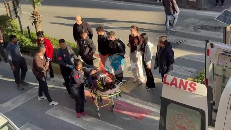 Yayalara yol veren otomobile motosiklet arkadan çarptı