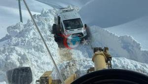 Ağrı’da 2 metreyi bulan karda kurtarma operasyonu