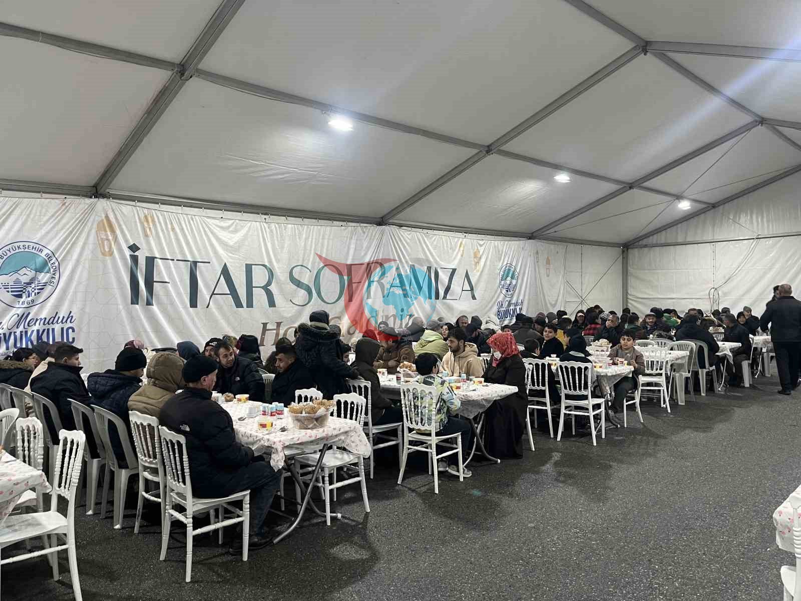 Büyükşehirin iftar sofraları gönüllere dokunuyor