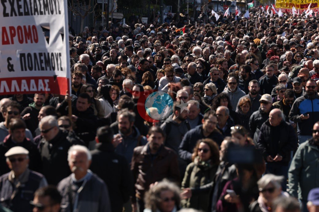 İran'da Hamaney'in ölümünün ardından yüz binler sokakta