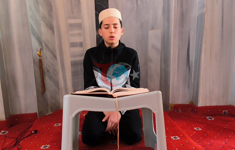 Genç hafızlar Ramazan&rsquo;da camilerde mukabele okuyor