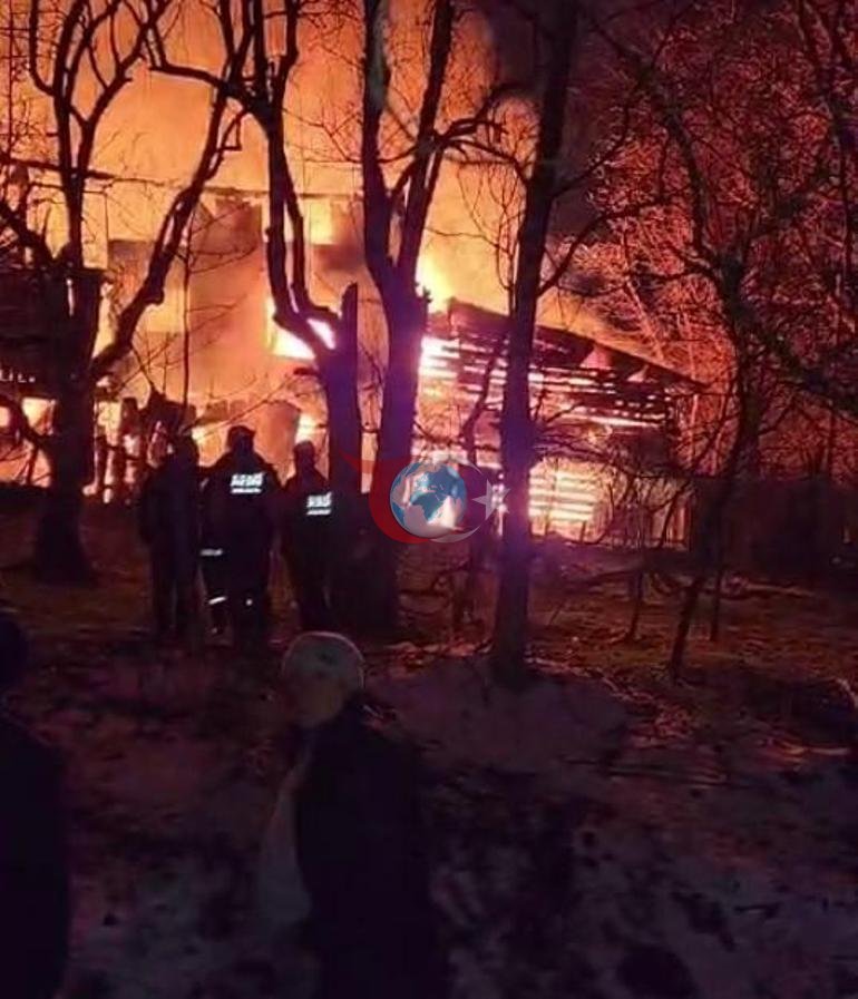 Karabük’te 2 katlı ahşap ev küle döndü Alevler odunluğa da sıçradı