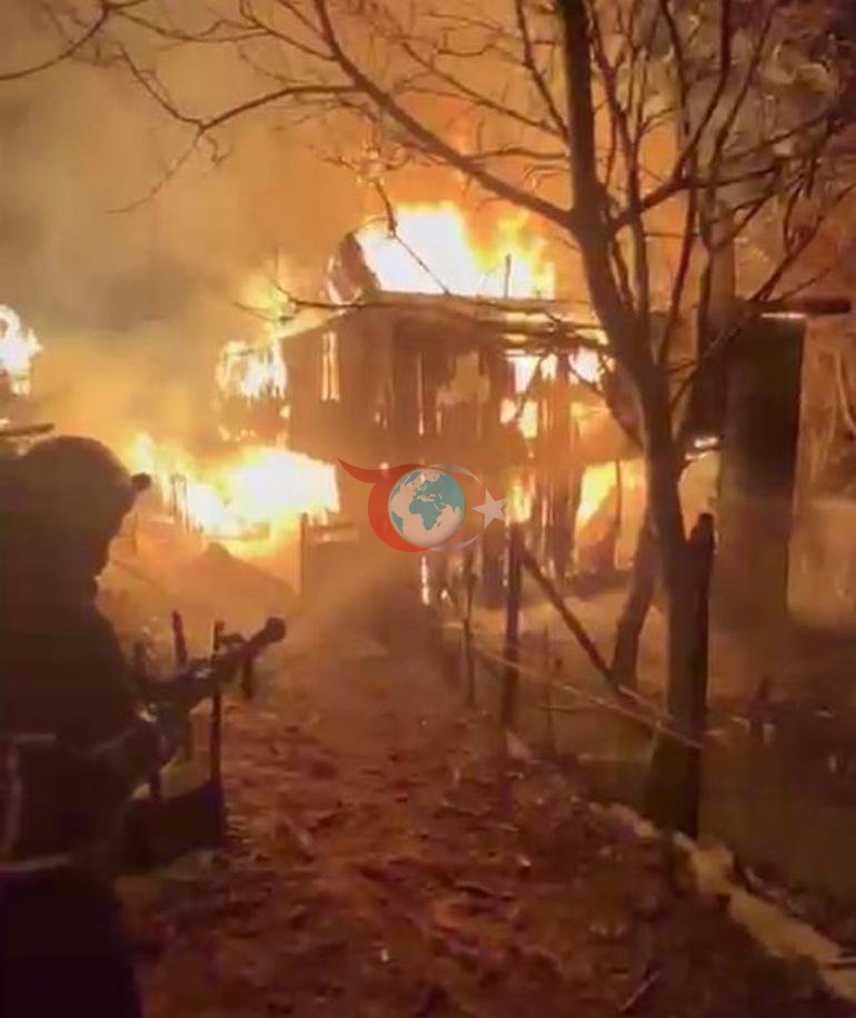Karabük’te 2 katlı ahşap ev küle döndü Alevler odunluğa da sıçradı