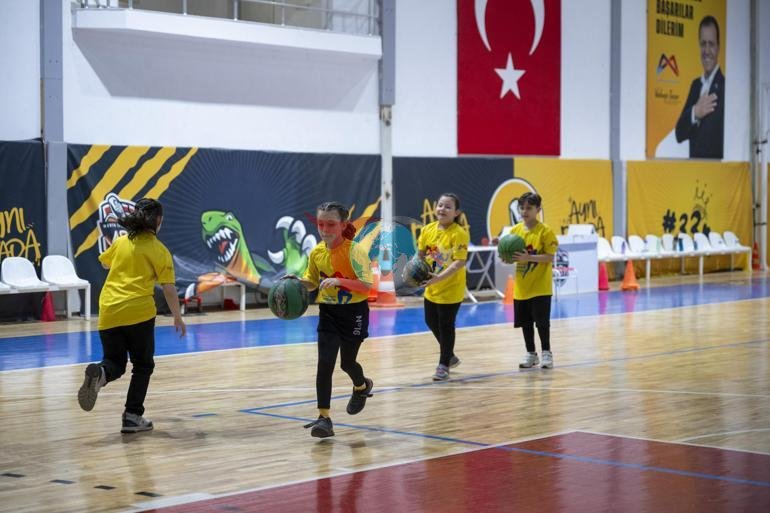Dördüzler basketbol kursunda aynı parkeyi paylaşıyor