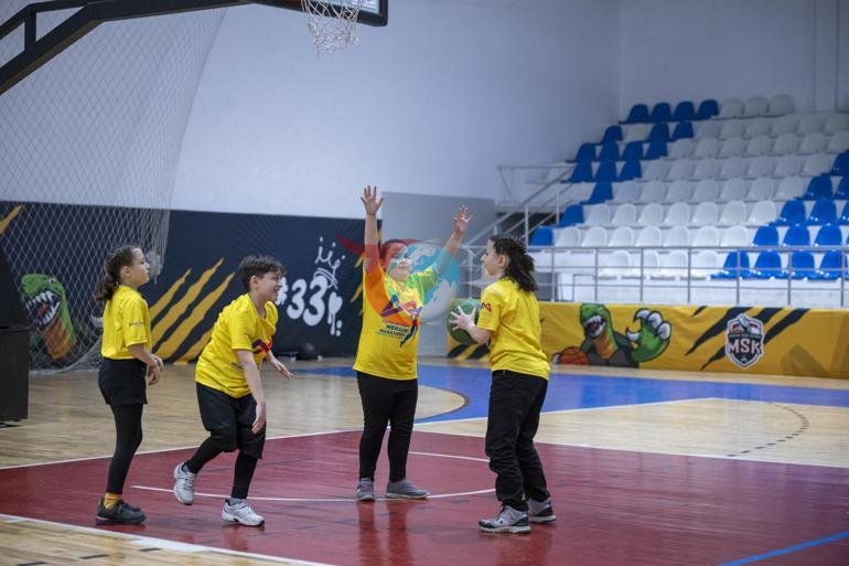 Dördüzler basketbol kursunda aynı parkeyi paylaşıyor