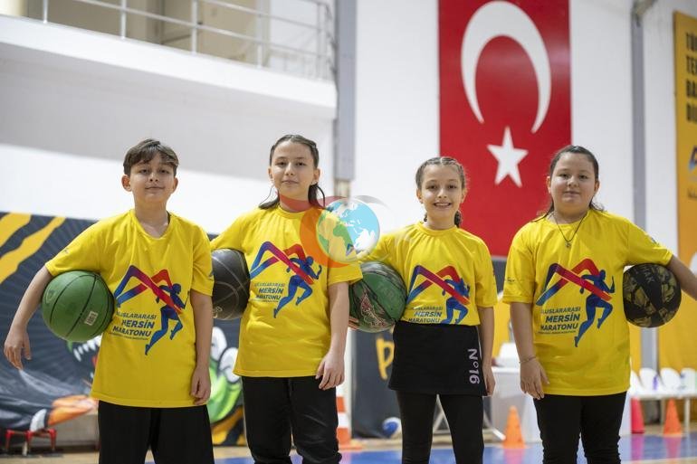 Dördüzler basketbol kursunda aynı parkeyi paylaşıyor