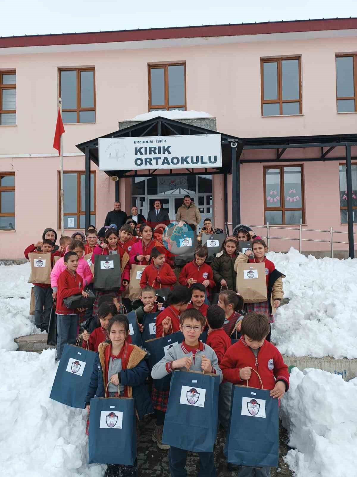 İspir’de öğrencilere Ramazan ayında anlamlı yardım