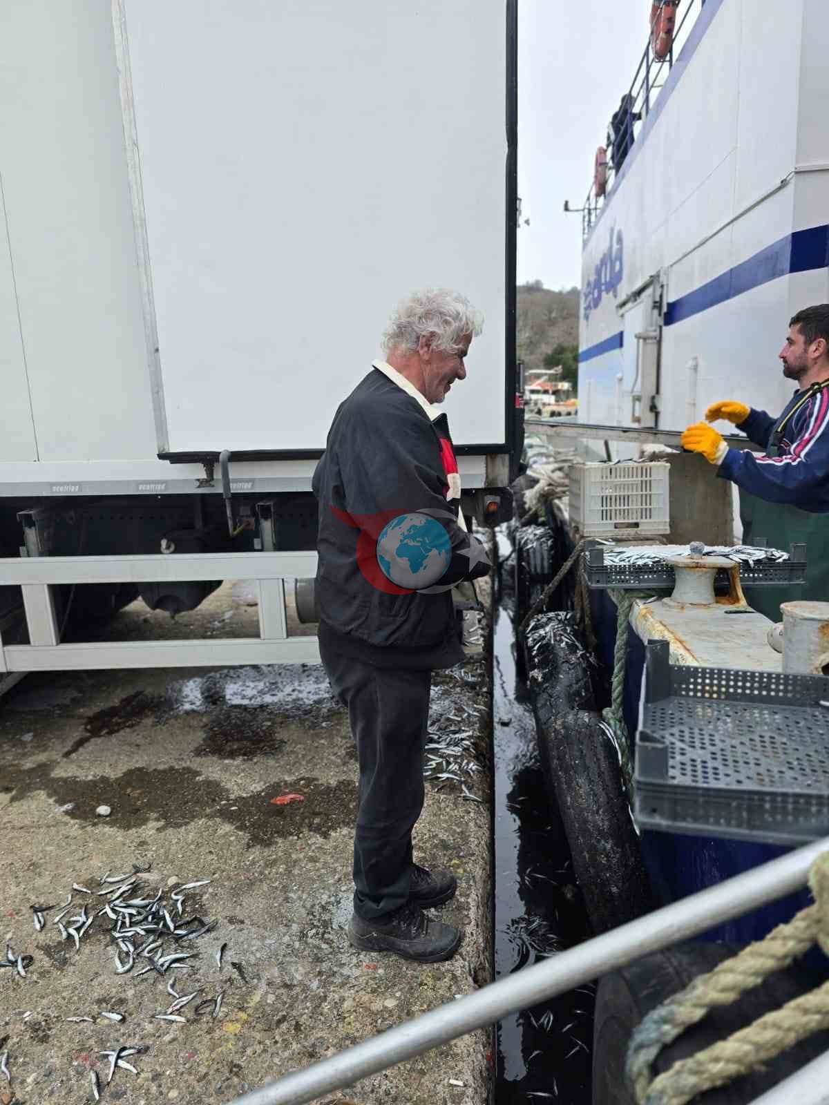 Balıkçı Ramazan’da ücretsiz hamsi dağıttı