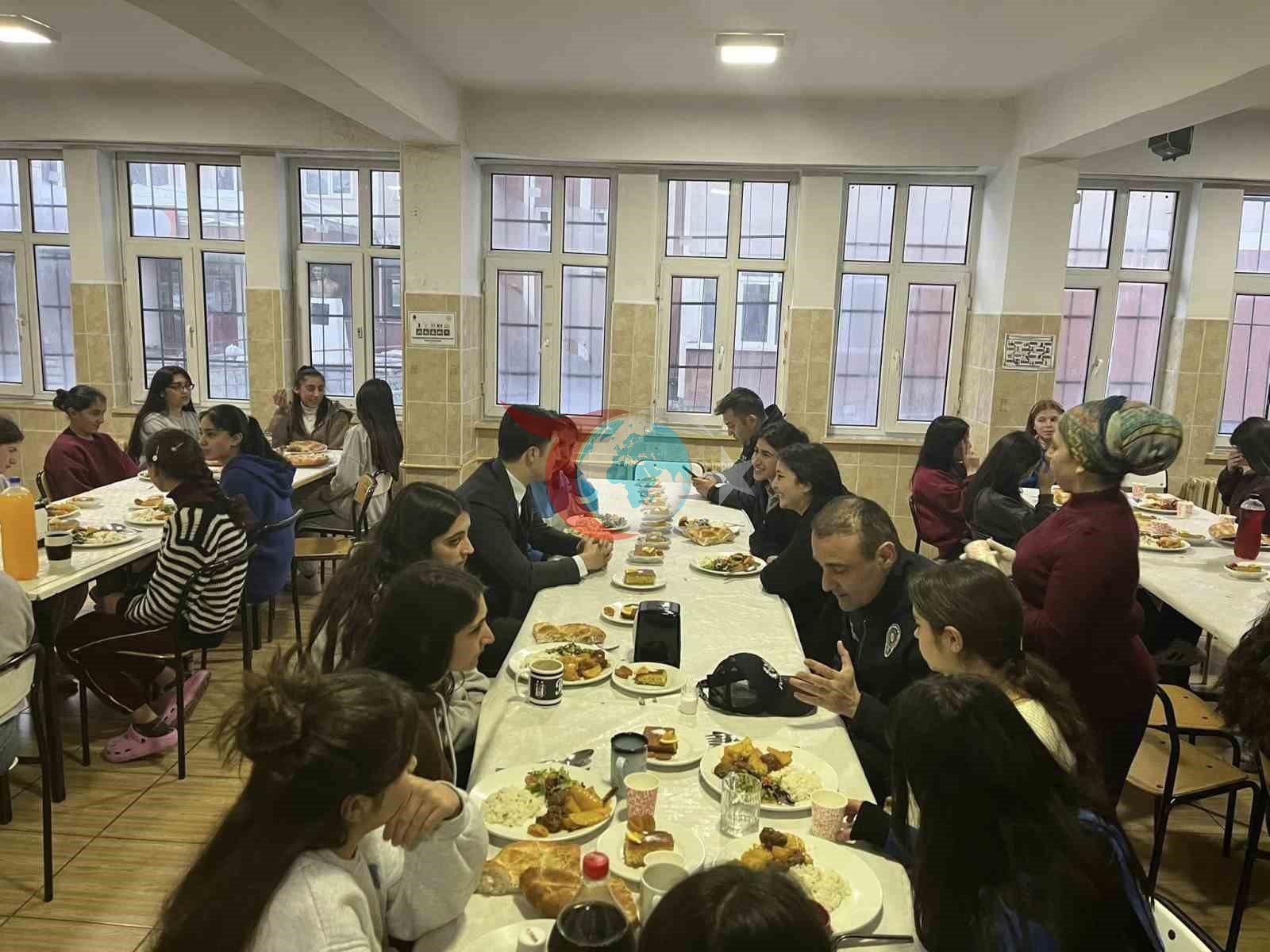 Digor Kaymakamı Ahmed Tayyib Kahraman öğrencilerle iftar sofrasında buluştu