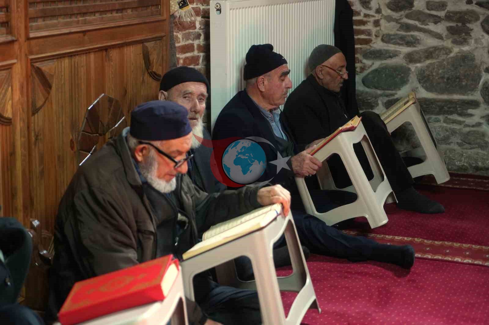 Muş&rsquo;taki asırlık camide mukabele geleneği yaşatılıyor