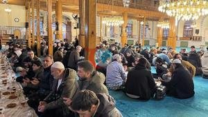 Tarihi camide yıllardır Ümmet İftarı aynı sofrada buluşturuyor