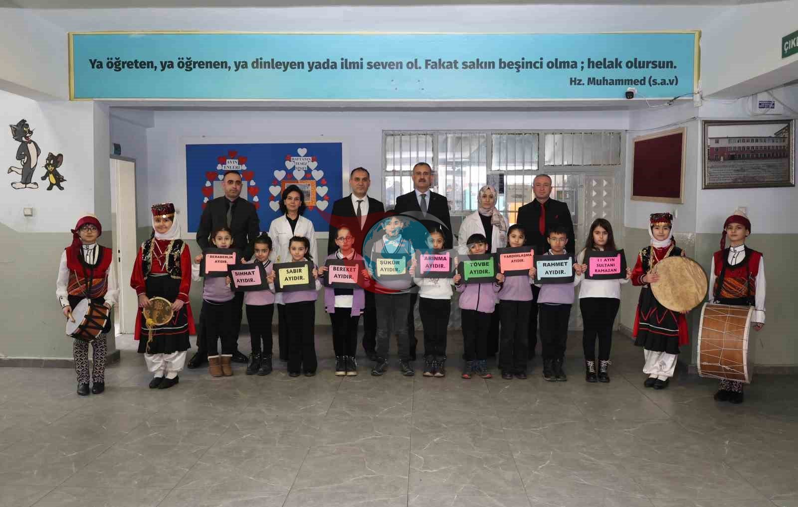 Ağrı Valisi Bozkurt, Ramazan etkinliklerinde öğrencilerle bir araya geldi