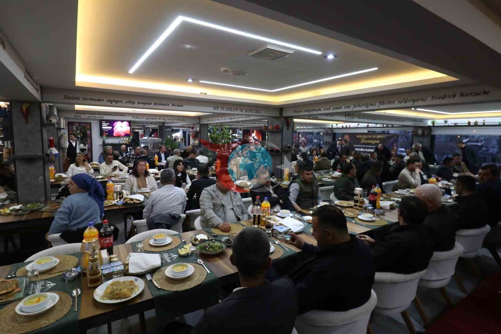 Başkan Özel, muhtarlarla iftarda bir araya geldi