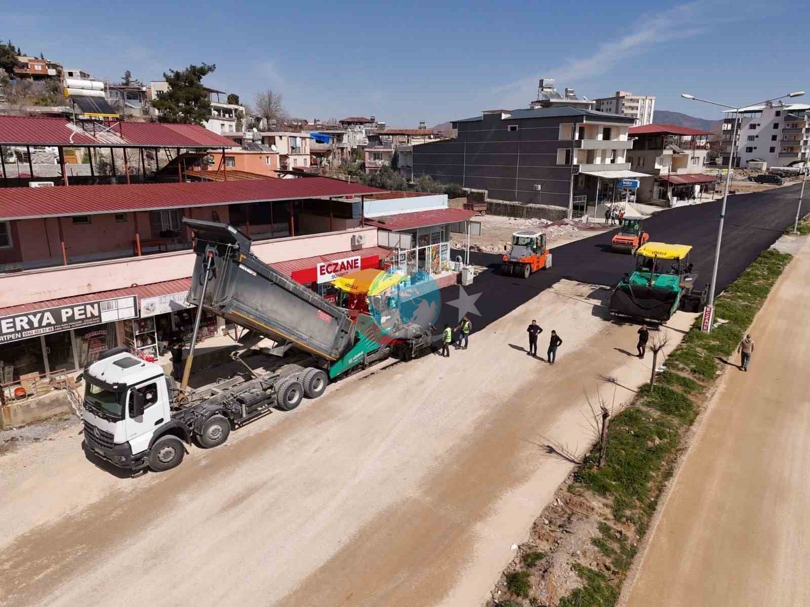 Hatay Büyükşehir Belediyesi, Yolçatı&rsquo;nda asfalt serimine başladı