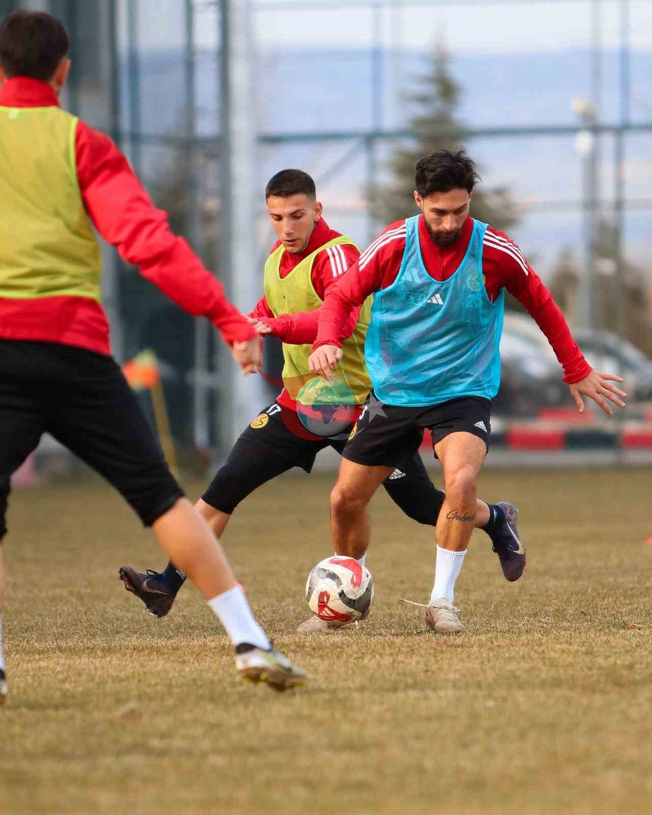 Eskişehirspor, Bornova 1877 Maçı Öncesi Antrenmanlarını Sürdürüyor