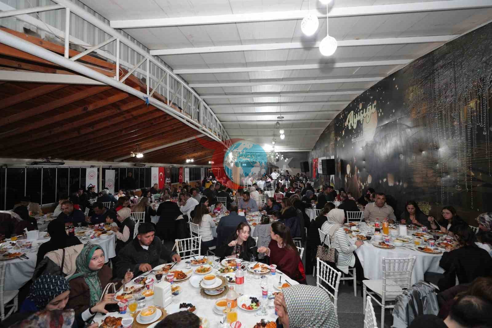 Hatay&rsquo;da koruyucu aileler iftar sofrasında bir araya geldi