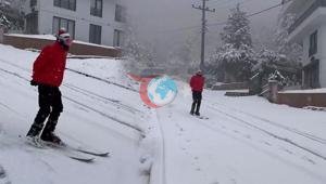 Bursa’da karı fırsata çevirdi Şehir merkezinde kayak yapan vatandaş kamerada Bursa’da karı fırsata çevirdi Şehir merkezinde kayak yapan vatandaş kamerada