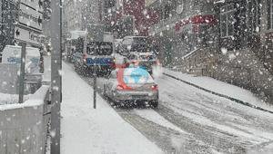 Bursada kar yağışı Araçlar yollada kaldı