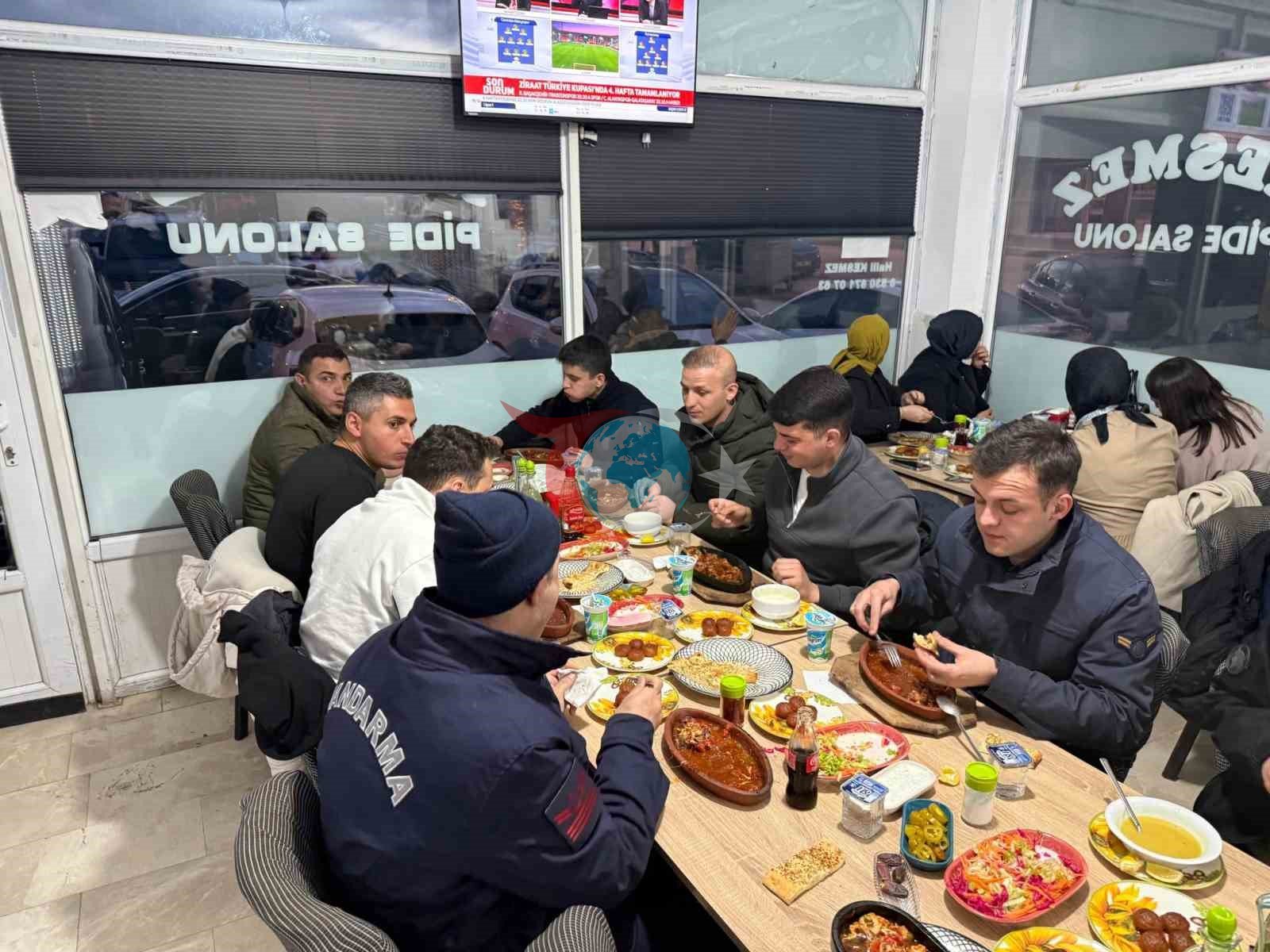 Çavdarhisar Kaymakamı Murat Ak, emniyet ve jandarma personeliyle iftarda buluştu