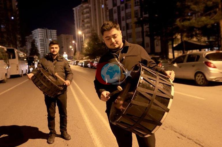 Kayseriโde iki genรง sahur davulunu manilerle renklendiriyor