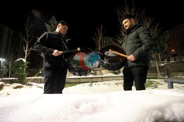 Kayseriโde iki genรง sahur davulunu manilerle renklendiriyor