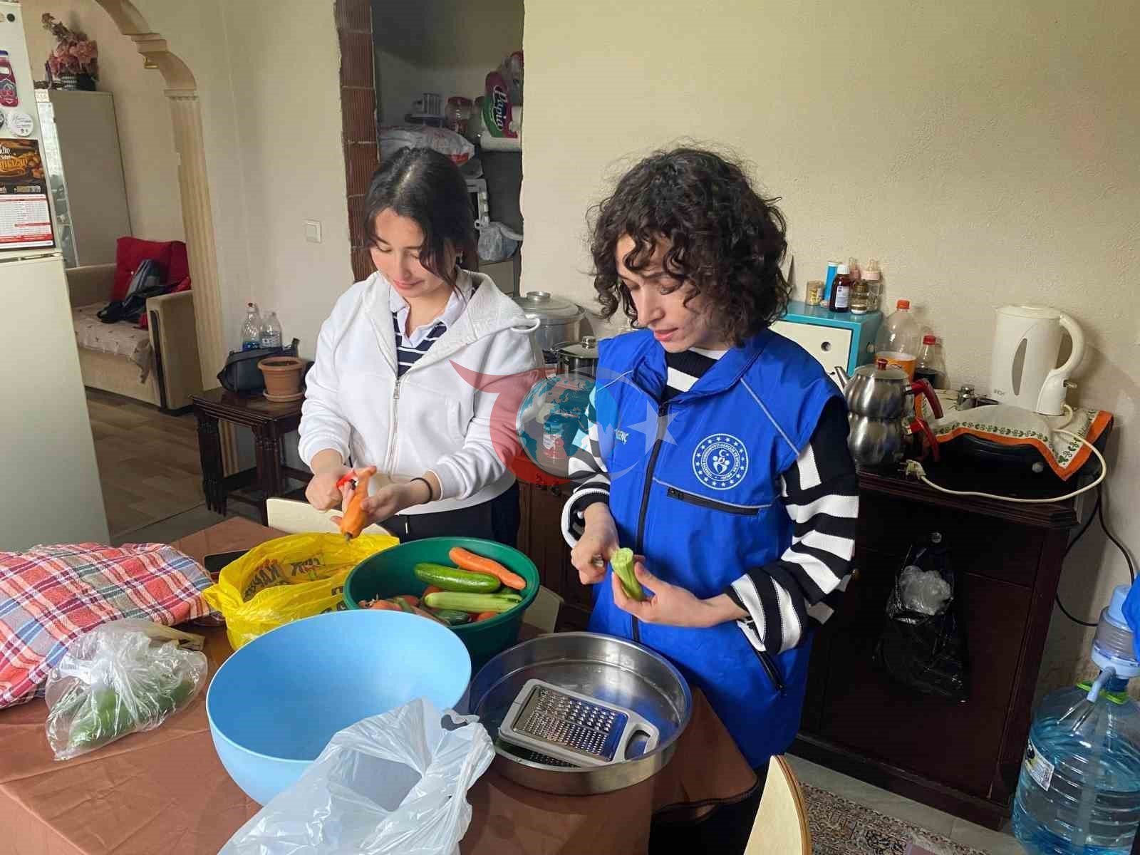 Gençler mutfağa girdi iftar için sofra kurdu