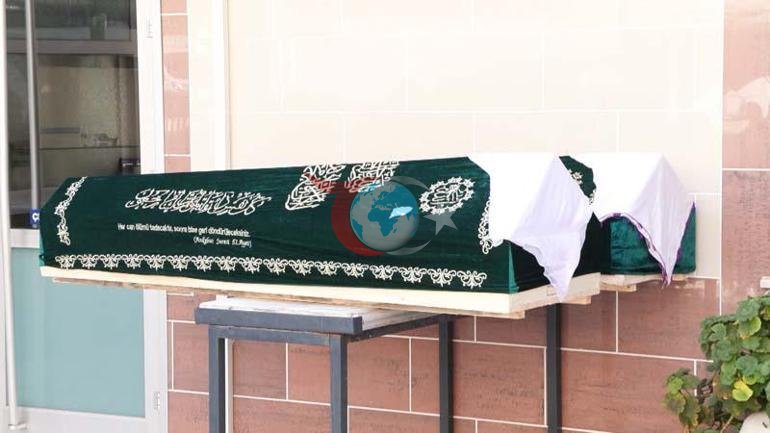 Zeytinburnunda ölü bulunan anne ve kızı son yolculuğuna uğurlandı Tabutu kadınlar omuzladı