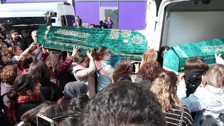 Zeytinburnunda ölü bulunan anne ve kızı son yolculuğuna uğurlandı Tabutu kadınlar omuzladı