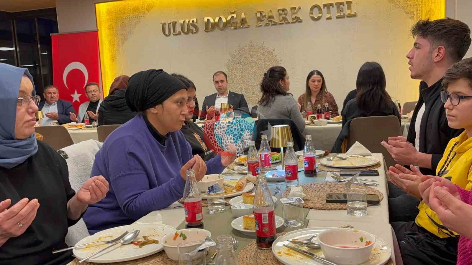 รocuklar ile protokol iftar sofrasฤฑnda buluลtu
