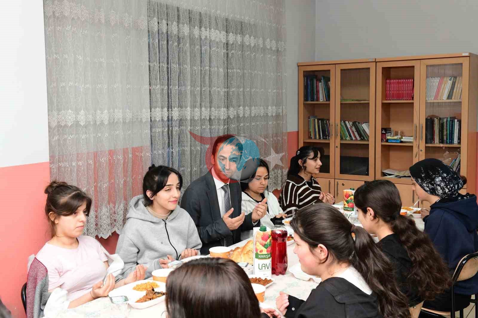 Çatak&rsquo;ta öğrencilerle iftar programı düzenlendi