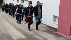 Telefon bayii görünümlü tefeci ağı çökertildi Adana’da milyonluk senet ve nakit para ele geçirildi