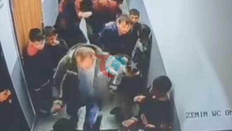 Okul koridorunda veli, kar topu attığını iddia ettiği 8 yaşındaki öğrenciyi darbetti