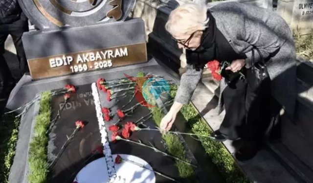 Edip Akbayram vefatının yıl dönümünde kabri başında anıldı - Resim: 1